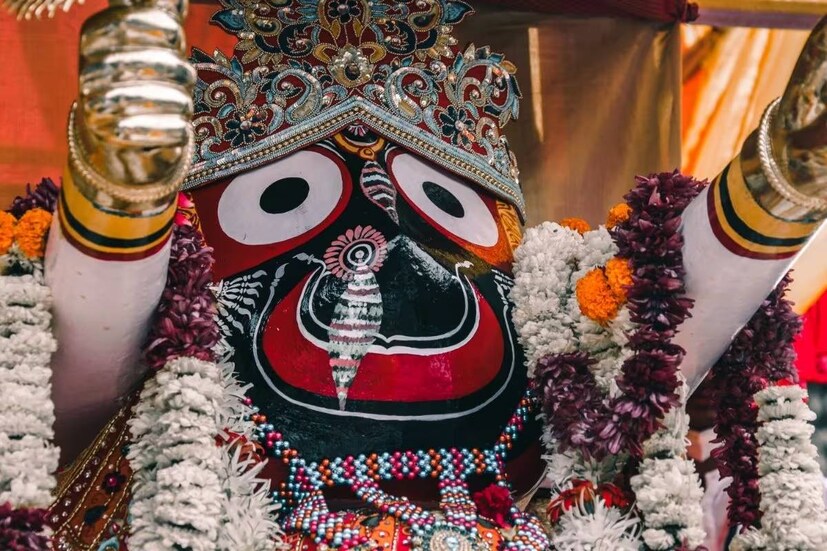 অনেকেই রাতে দুঃস্বপ্ন দেখেন। ঘুমের ঘোরে চেঁচিয়ে ওঠেন। ভক্তদের বিশ্বাস, এ রকম কারও মাথায় রশির টুকরো অংশ ছুঁইয়ে দিলে কিংবা তাঁর বালিশের নীচে রেখে ঘুমোলে দুঃস্বপ্ন আসে না।