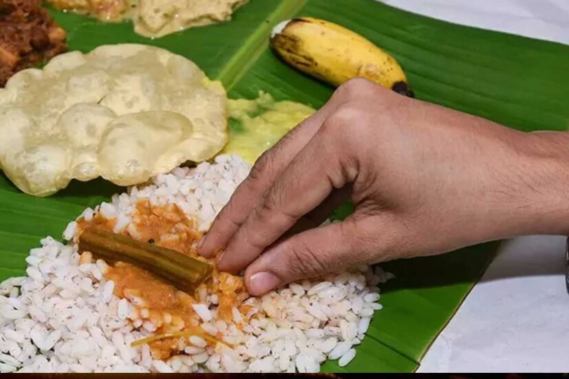নামী রন্ধনশিল্পী কুণাল কপূর মনে করেন ভারতীয় খাবারের রসাস্বাদনের সেরা উপায় হাত দিয়ে খাওয়া৷ এতেই সবরকম ইন্দ্রিয় তৃপ্ত হয়৷ খাবারের স্বাদ ও গুণ গ্রহণ করা যায়৷ তবে তাঁর মতে হাতের আঙুলের অগ্রভাগ প্রবেশ করবে মুখের মধ্যে৷ সম্পূর্ণ হাতের অংশ নয়৷