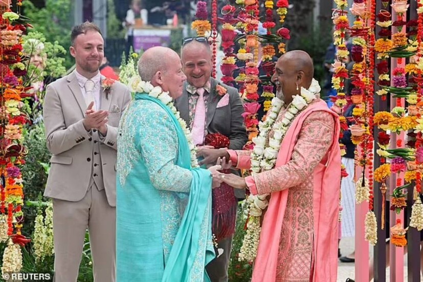  গ্রেট ব্রিটেনে চেলসি ফ্লাওয়ার শো ১১০ বছরের প্রাচীন৷ প্রতি গ্রীষ্মে আলো করে থাকে এই পুষ্প প্রদর্শনী৷ এ বার শতাধিক বছরের প্রাচীন এই ফুলের বাগিচায় নজিরবিহীন ঘটনা৷ সাতপাকে বাঁধা পড়লেন এক জুটি৷ 