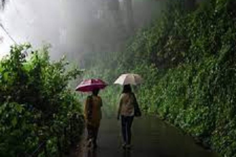 কেরলে দক্ষিণ পশ্চিম মৌসুমি বায়ু পৌঁছনর পর নির্ঘন্ট মেনে ১১ জুন রবিবারই বর্ষা আসার কথা বাংলায়। কিন্তু স্বস্তির বৃষ্টি তো দূর অস্ত। পরিবর্তে তীব্র গরমে হাঁসফাঁস করছে বাংলা। কবে বর্ষা এসে পৌঁছবে, সে বিষয়ে কোনও আশার আলো দেখাতে পারছেন না আবহবিজ্ঞানীরা।