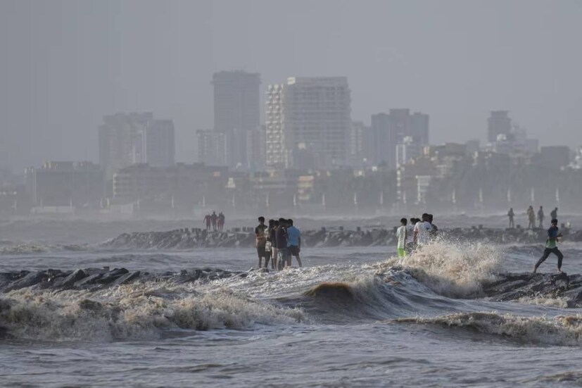 মঙ্গলবার আবহাওয়া অফিসের তরফে জানানো হয় গুজরাতের পোরবন্দর থেকে ২৯০ কিমি দক্ষিণ পশ্চিমে অবস্থান করছে ঘূর্ণিঝড়টি৷ উত্তরমুখী ঘূর্ণিঝড়টি প্রতিনিয়ত তার চরিত্র পরিবর্তন করছে বলে দাবি বিজ্ঞানীদের৷ 