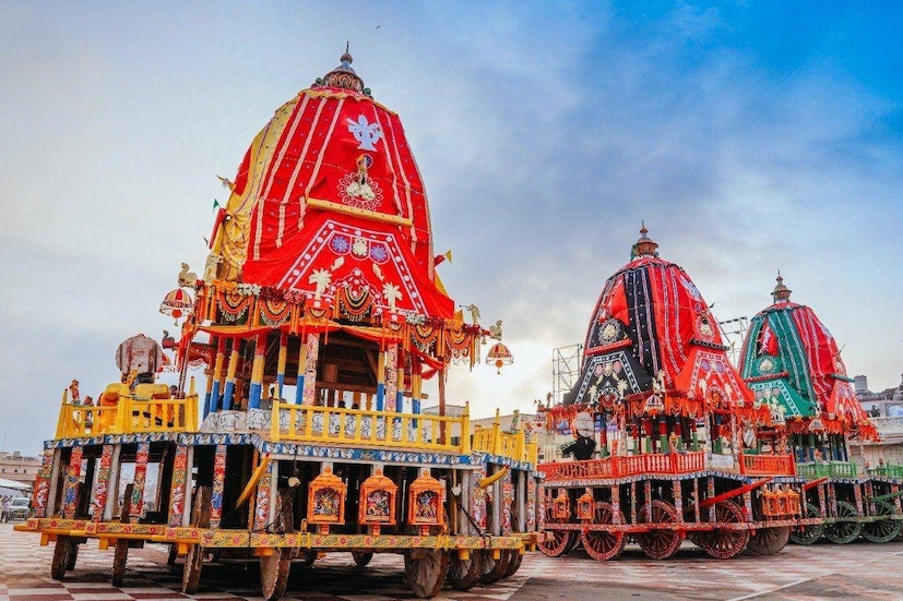রথযাত্রার তিথি বাড়িতেও উদযাপন করতে পারেন৷ জগন্নাথ, বলরাম ও সুভদ্রার বিগ্রহকে সাজিয়ে তুলুন ফুল এবং চন্দনলেপনে৷