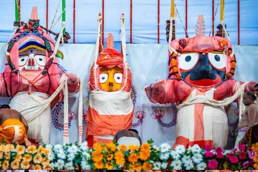 বলা হয়, স্নানযাত্রার পর বিগ্রহের ঠান্ডা লাগে। তাই মন্দিরের অনসর কক্ষে তাঁদের রাখা হয়। সেখানে আয়ুর্বেদিক মতে জগন্নাথ, সুভদ্রা এবং বলভদ্রের সেবা ও শুশ্রূষা করেন রাজবৈদ্য। 