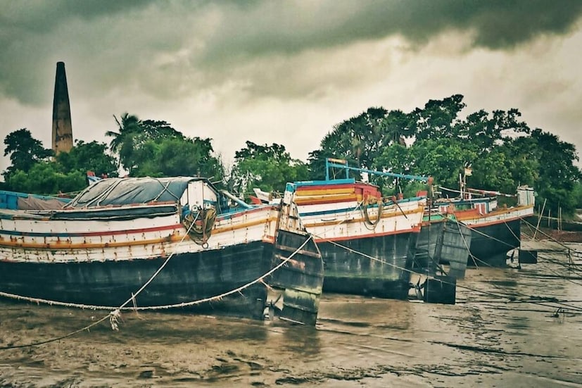 দিনভর গরম ও বাতাসে জলীয় বাষ্পের প্রভাবে স্থানীয় ভাবে রাজ্যের ইতিউতি স্থানীয় বৃষ্টি হতে পারে৷ কিন্তু এতে গরমের জ্বালা কমবে না৷ বড় এলাকা জুড়ে ঝড়বৃষ্টি ও কালবৈশাখী হলে তবেই কিছুটা স্বস্তি মিলতে পারে৷