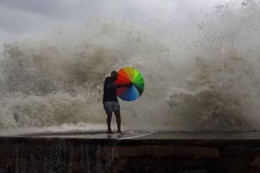 আবহবিজ্ঞানীদের ধারণা, গুজরাতের কচ্ছ এবং জামনগরে তাণ্ডব চালাবে ঘূর্ণিঝড় বিপর্যয়৷ বৃহস্পতিবার স্থলভাগে পৌঁছবে এই প্রাকৃতিক দুর্যোগ৷ সতর্কতামূলক পদক্ষেপ হিসেবে ইতিমধ্যেই উপকূলীয় অংশ থেকে নিরাপদে সরিয়ে নিয়ে যাওয়া হয়েছে ২১ হাজারের বেশি মানুষকে৷