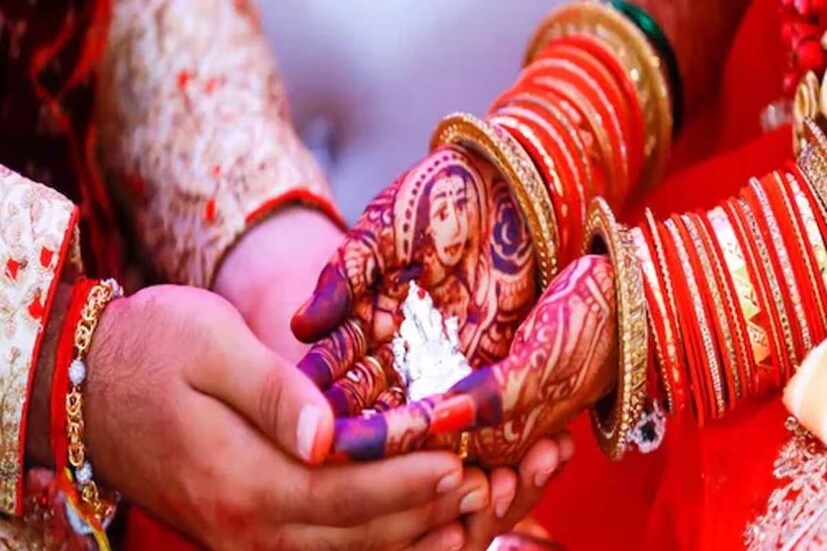 দুজনের প্রতি শ্রদ্ধা ও সম্ভ্রম বজায় থাকলে সম্পর্কের বন্ধন মজবুত হয়। নিদের সীমা রক্ষা করেই যে কোনও বিষয়ে মতামত নিন স্ত্রীর। তাঁর কথাতেও গুরুত্ব দিন। দুজনের বন্ধন দীর্ঘ হলে সম্পর্ক মজবুত হয়।