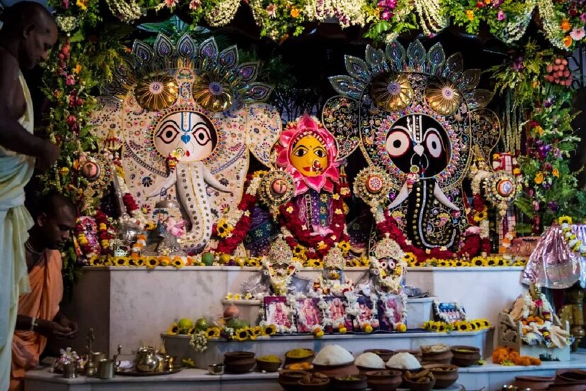 স্নানযাত্রার পর তিন দেবদেবীকে পরানো হয় সাদা বেশ। পরে তাঁদের বসন হয় হাতি বেশ। এই হাতি বেশ গণেশ বা গণপতিরই একটি রূপ। স্নানপূর্ণিমা উপলক্ষে নিবেদন করা হয় বিশেষ ভোগ। 