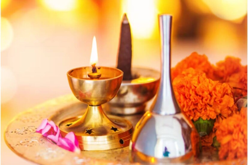 যদি আষাঢ় অমাবস্যা সোমবারে পড়ে, তাহলে একে বলা হয় সোমবাতি অমাবস্যা। যদি শনিবারে পড়ে তাহলে একে বলা হয় শনি অমাবস্যা। 
