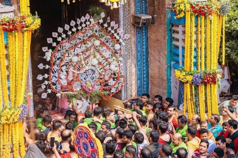 উল্টো রথযাত্রার মধ্যে দিয়েই পুরীতে রথযাত্রা উৎসবের পরিসমাপ্তি ঘটে সে বছরের মতো৷ আগামী বছর রথযাত্রা পালিত হবে ৭ জুলাই, রবিবার৷