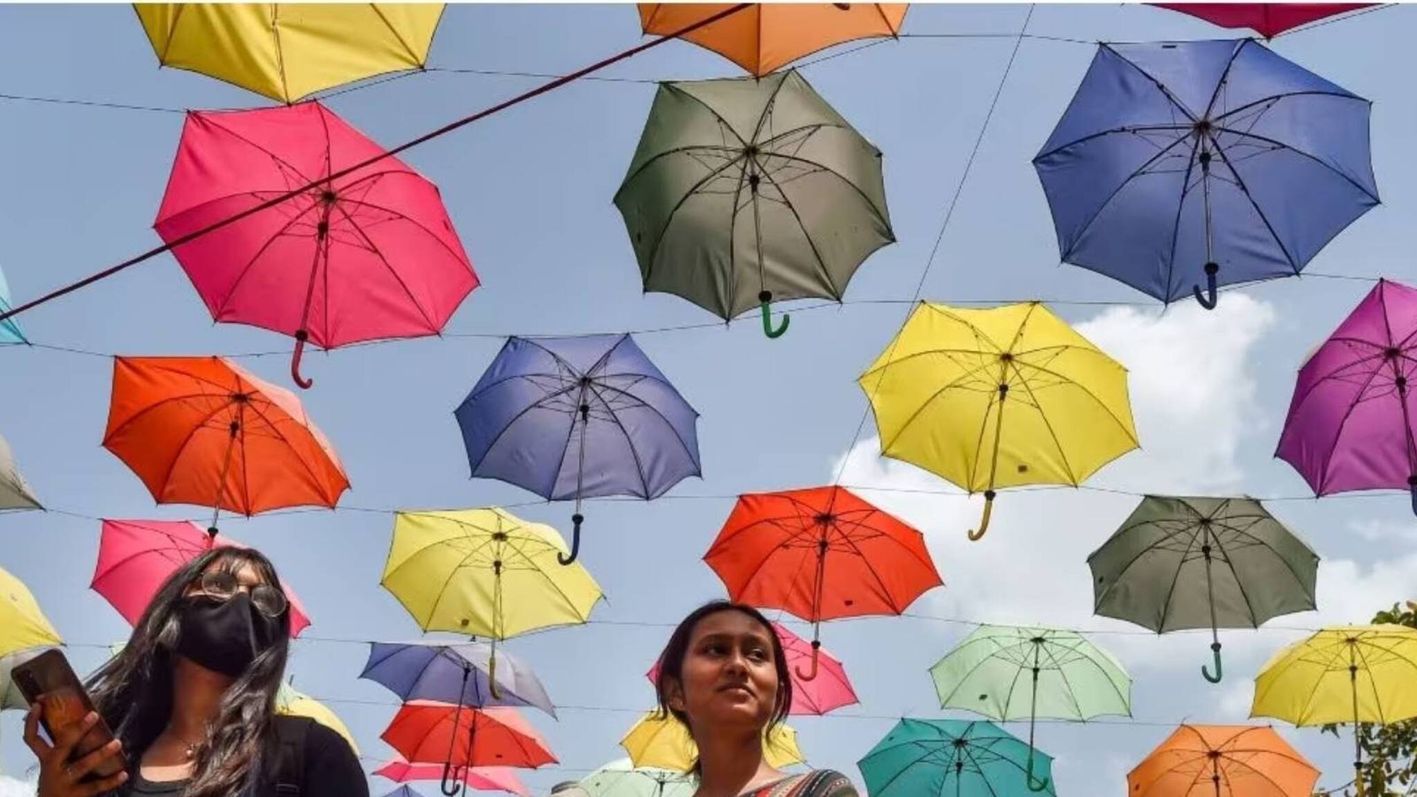 Fitness in Monsoon: বর্ষাতেও ভ্যাপসা গরম! আরাম পেতে ঘন ঘন আইসক্রিম খাচ্ছেন? চরম ক্ষতি করছেন নিজের, জানুন বিশেষজ্ঞ কী বলছেন
