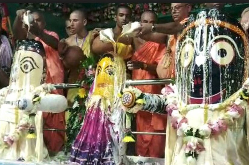 মোট ১০৮ কলসের জল এবং অন্যান্য উপাদানে স্নানাভিষেক করানো হয় জগন্নাথ, বলরাম এবং সুভদ্রার। কথিত, গ্রীষ্মের তপ্ত আবহাওয়ায় এই স্নানযাত্রা খুবই গুরুত্বপূর্ণ।