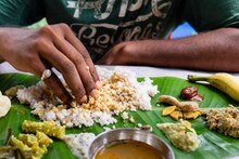 চামচ নয়, হাত দিয়ে খাবার মেখে খাওয়াই শরীরের জন্য উপকারী, জানুন কারণ