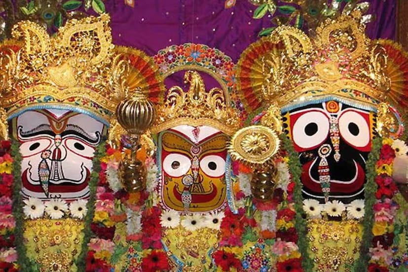 আষাঢ়ে রথযাত্রার আগে জ্যৈষ্ঠ পূর্ণিমায় পালিত হয় জগন্নাথদেবের স্নানযাত্রা। এই তিথিতে পুরীর জগন্নাথ মন্দিরের রত্ন সিংহাসন থেকে স্থানান্তরিত হন জগন্নাথ, বলরাম ও সুভদ্রা। 
