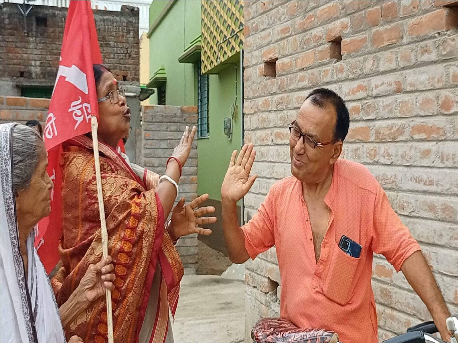 প্রার্থী মূক ও বধির, ইশারায় প্রচার করছেন সিপিআইএম প্রার্থী ।