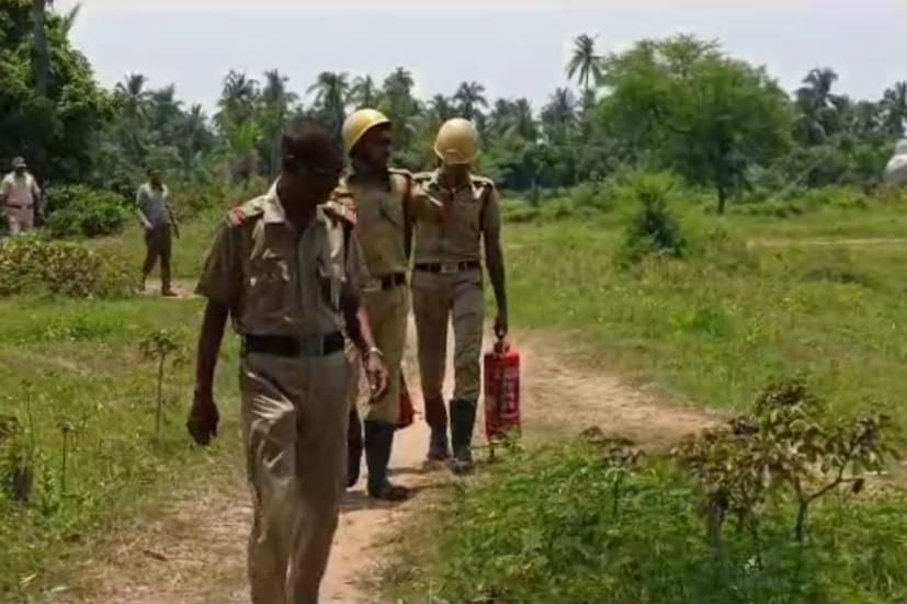 ভোটে অশান্তি এড়াতে একদিকে যেমন বে-আইনিভাবে মজুত করা বাজি এবং বোমার বিরুদ্ধে তল্লাশি অভিযান শুরু হয়েছে। অন্যদিকে অভিযানে বাজেয়াপ্ত এবং উদ্ধার হওয়া সেইসব শব্দবাজি বোম বারুদ নিষ্ক্রিয় করার প্রক্রিয়াও চলছে।