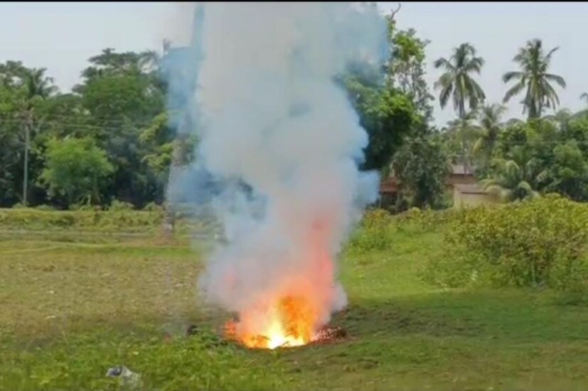 মহিষাদল থানা এলাকার ফাঁকা মাঠে গর্ত করে নিষ্ক্রিয় করা হয় শব্দবাজিগুলিকে। ঘটনাস্থলে দমকলের পাশাপাশি মেডিকেল টিমও প্রস্তুত রাখা হয়েছিল।