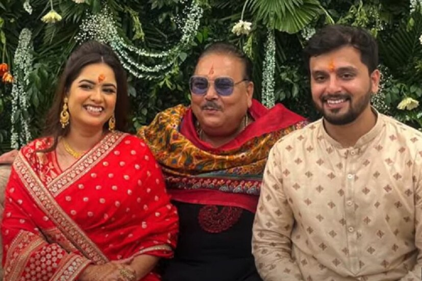 *পায়েল এবং শিখরের রোকা সেরমনিতে উপস্থিত ছিলেন মদন মিত্র। ছবিঃ সংগৃহীত। 