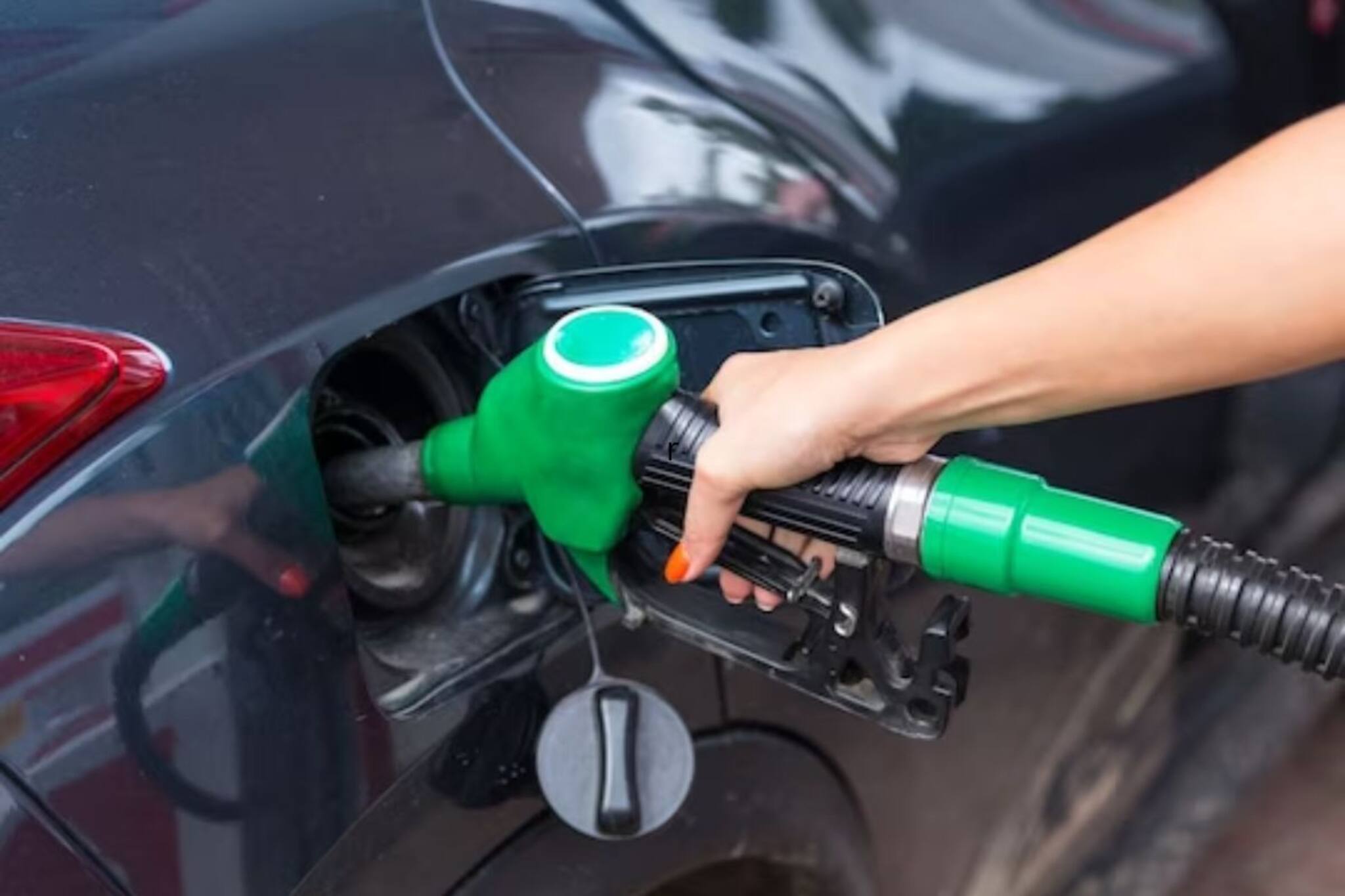 সপ্তাহের শুরুতেই কমল অশোধিত তেলের দাম! কলকাতায় পেট্রোল ডিজেলের দাম কত হল দেখুন