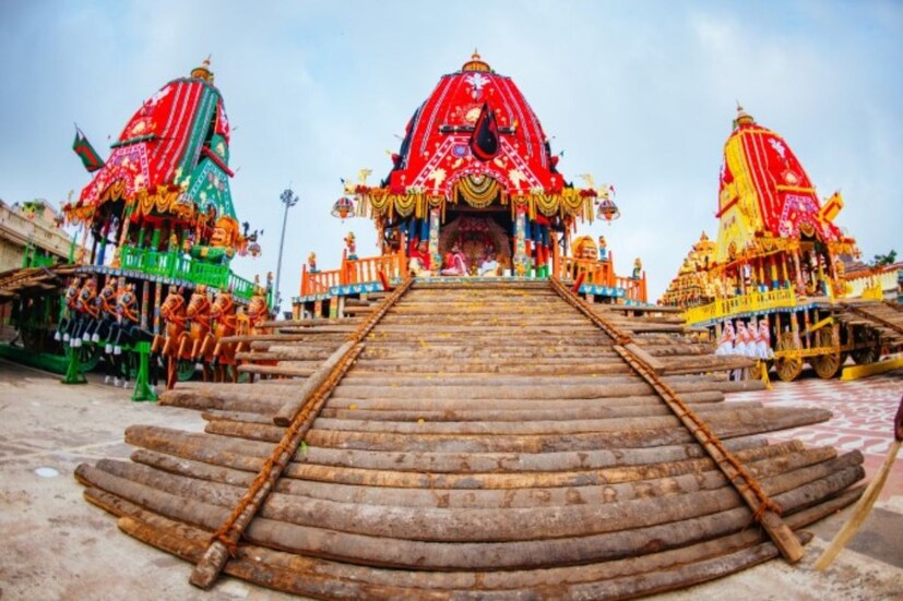 তিনটি রথে ১১২০ মিটার কাপড়ে ঢাকা হয়। ভগবান জগন্নাথের রথের ছাদে লাল ও হলুদ কাপড় ব্যবহার করা হয়। একইভাবে ভগবান বলরামের রথে লাল ও সবুজ কাপড় ব্যবহার করা হয় এবং দেবী সুভদ্রার রথে লাল ও কালো কাপড় ব্যবহার করা হয়।
