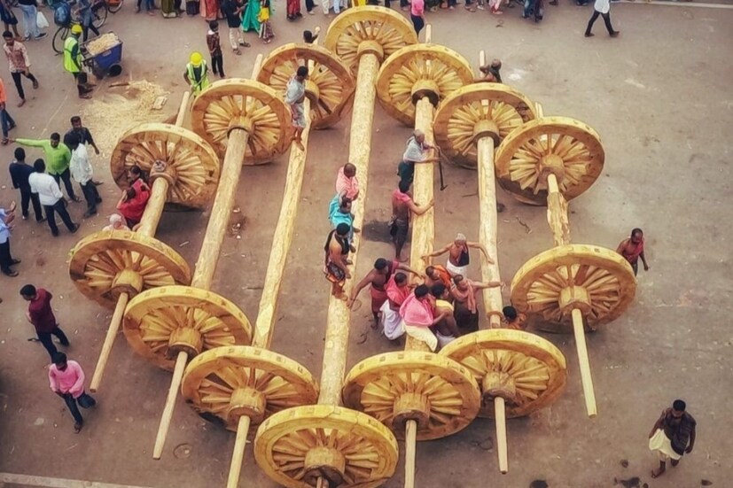 শিল্পীরা ৫৮ দিন ধরে এই রথগুলিতে তৈরি করেন। চাকা ও রথ তৈরির সময় খুবই অল্প লোহার পেরেক ব্যবহার করা হয়।