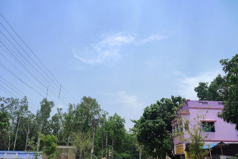 উত্তরবঙ্গের মানুষদের জন্য খুশির খবর মিললেও দক্ষিণবঙ্গের মানুষেরা তীব্র গরমের দাপটে নাকাল হবে। ক্রমাগত তাপমাত্রার পারদ বাড়তে থাকার কারণে অস্বস্তিকর পরিস্থিতি তৈরি হবে দক্ষিণবঙ্গে। একটু স্বস্তির আশায় দিন গুনছে দক্ষিণবঙ্গের মানুষেরা। Input-  Sarmistha Banerjee 