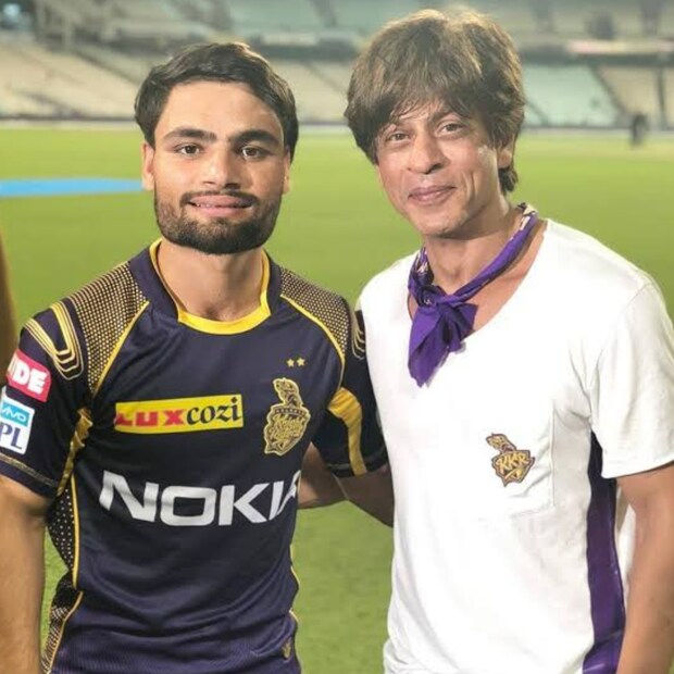 ‘জওয়ান’ দেখতে গিয়ে রিঙ্কু সোশ্যাল মিডিয়ায় লেখেন,"বিরক্ত করবেন না। আমার প্রিয় শাহরুখের খানের সিনেমা দেখতে এসেছি। আপনাকে ভালবাসি স্যর।"