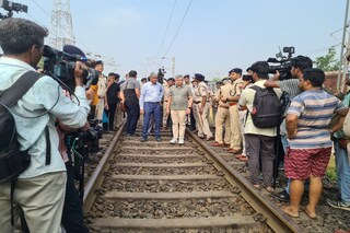 ঘটনাস্থলে অশ্বিনী বৈষ্ণব, ছবি পারাদীপ ঘোষ
