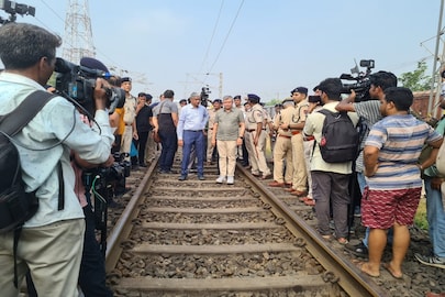 ঘটনাস্থলে অশ্বিনী বৈষ্ণব, ছবি পারাদীপ ঘোষ