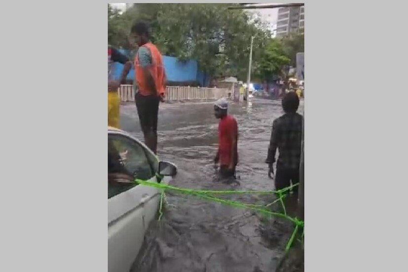 শনিবার ভোরবেলা, ভারতের আবহাওয়া বিভাগ শহরের জন্য একটি হলুদ সতর্কতা জারি করেছে এবং বিচ্ছিন্ন স্থানে ভারী বৃষ্টির পূর্বাভাস দিয়েছে। কিন্তু বৃষ্টির তীব্রতা বাড়ার সঙ্গে সঙ্গে এটিকে অরেঞ্জ অ্যালার্টে পরিবর্তন করা হয়, যা বিচ্ছিন্ন স্থানে ভারী থেকে অতি ভারী বৃষ্টিপাতের সম্ভাবনা নির্দেশ করে।