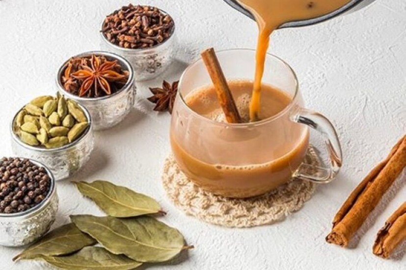 ৪.মশলা আদা, লবঙ্গ, দারুচিনি, এলাচ, তুলসি পাতা এবং শুকনো গোল মরিচের মতো তাজা মশলা দিয়ে তৈরি ভারতীয় মশলা চা হজমে সাহায্য করে৷ অন্ত্রের পক্ষেও বেশ উপকারী এই ধরণের চা৷