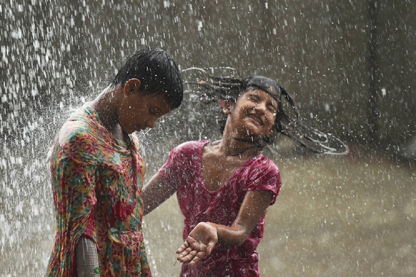 উত্তরবঙ্গে ঝাঁপিয়ে বৃষ্টি। আগামী ৭২ ঘণ্টায় উপরের দিকের জেলায় ভারী থেকে অতি ভারী বৃষ্টি। আরও পাঁচ দিন ভারী থেকে অতি ভারী বৃষ্টির সতর্কতা। বজ্রবিদ্যুৎ-সহ বিক্ষিপ্তভাবে বৃষ্টির সম্ভাবনা উত্তরবঙ্গের সব জেলাতে। সোম ও মঙ্গলবার প্রবল বৃষ্টির সতর্কতা। সপ্তাহ জুড়েই উত্তরবঙ্গে ভারী বৃষ্টি থেকে অতি ভারী বৃষ্টির সতর্কতা। 