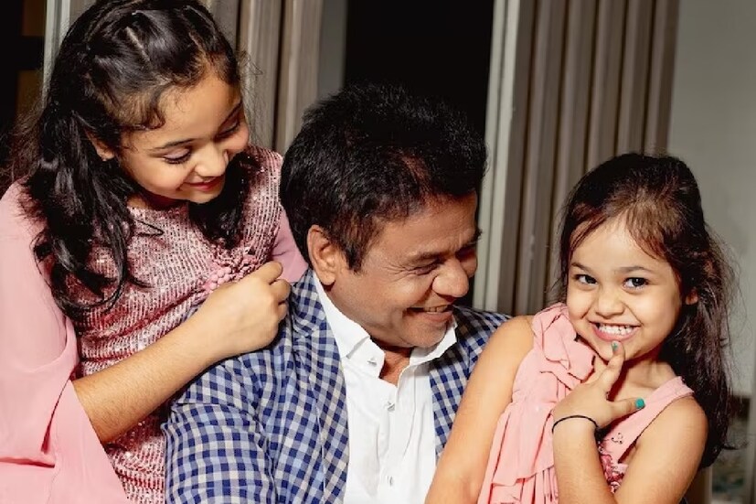 মেয়ে জ্যোতির বিয়ে দিয়েছেন রাজপাল. লখনউতে থাকেন মেয়ে। যাঁর লালন পালনের সমস্ত কৃতিত্ব তিনি তাঁর স্ত্রী এবং পরিবারকে দিতে চান। দ্বিতীয় স্ত্রীর সঙ্গেও তাঁর এক মেয়ে।