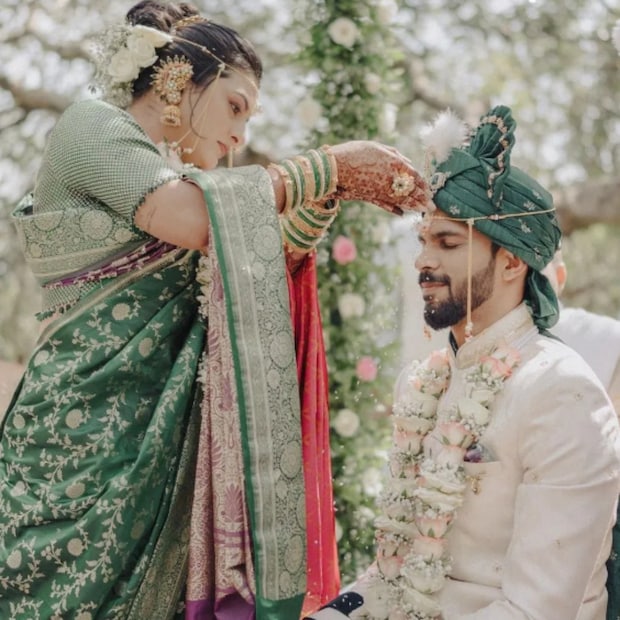 বিয়েতে অনুষ্ঠানে টুইনিং পোশাক পরেছিলেন। বিয়ের সময় সবুজ রঙের শাড়ি পরেছিলেন উৎকর্ষা। হালকা ক্রিম রঙের কুর্তা পরেছিলেন ঋতুরাজ। তাঁর পাগড়ি ছিল সবুজ রঙের। (ছবি সৌজন্যে, ইনস্টাগ্রাম ruutu.131)