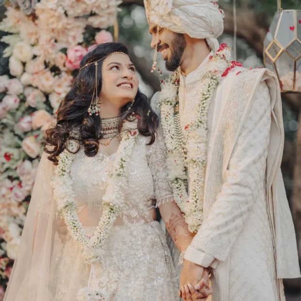 শনিবার সাত পাকে বাঁধা পড়লেন ভারতীয় দলের তরুণ ক্রিকেটার। নিজের দীর্ঘ দিনের বান্ধনী উৎকর্ষা পাওয়ার সঙ্গে গাঁটছড়া বাঁধলেন রুতুরাজ। (ছবি সৌজন্যে, ইনস্টাগ্রাম ruutu.131)