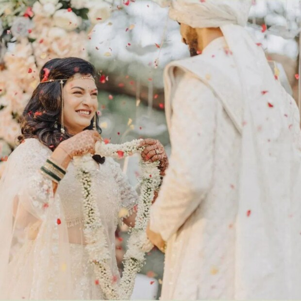 ৩ জুন, অর্থাৎ শনিবার মহাবালেশ্বরের একটি রিসর্টে বসেছিল বিয়ের আসর। মহারাষ্ট্রের চিরাচরিত প্রথা মেনে বিয়ে করেছেন ঋতুরাজ ও উৎকর্ষা। (ছবি সৌজন্যে, ইনস্টাগ্রাম ruutu.131)