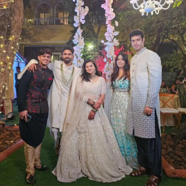 রুতুরাজের বিয়ের অনুষ্ঠানে উপস্থিত হয়েছিলেন সস্ত্রীক শিবম দুবে। এছাড়া অন্যান্য ভারতীয় ক্রিকেটাররাও রুতুরাজের ইনস্টা পোস্টে শুভেচ্ছা জানান। (ছবি সৌজন্যে, ইনস্টাগ্রাম শিবম দুবে)