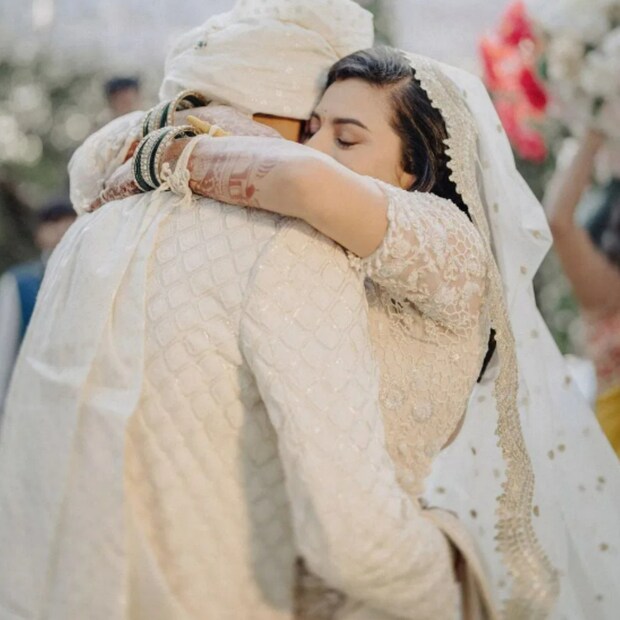 বিয়ের পর একাধিক ছবি সোশ্যাল মিডিয়ায় শেয়ার করেন রুতুরাজ গায়কোয়াড়। ক্যাপশনে তারকা ক্রিকেটার লেখেন, 'পিচ থেকে বিয়ের পিঁড়ি, আমাদের যাত্রা শুরু হল।' (ছবি সৌজন্যে, ইনস্টাগ্রাম ruutu.131)