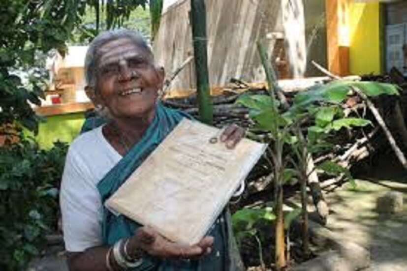 দিন মজুরি করেই কাটত দিন ৷ বিয়ের পরে সন্তান না হওয়ার কারণেই গাছকেই সন্তান রূপে মেনে নিয়েছিলেন সালুমারাদা ৷ ফাইল ছবি ৷