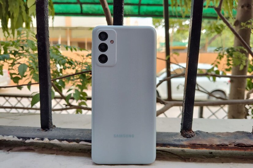 Samsung Galaxy F13 ফোনে একটি ৬.৬ ইঞ্চির FHD + LCD ডিসপ্লে রয়েছে। ফোনের স্ক্রিন গ্লাস সুরক্ষার জন্য Gorilla Glass 5 ব্যবহার করা হয়েছে।