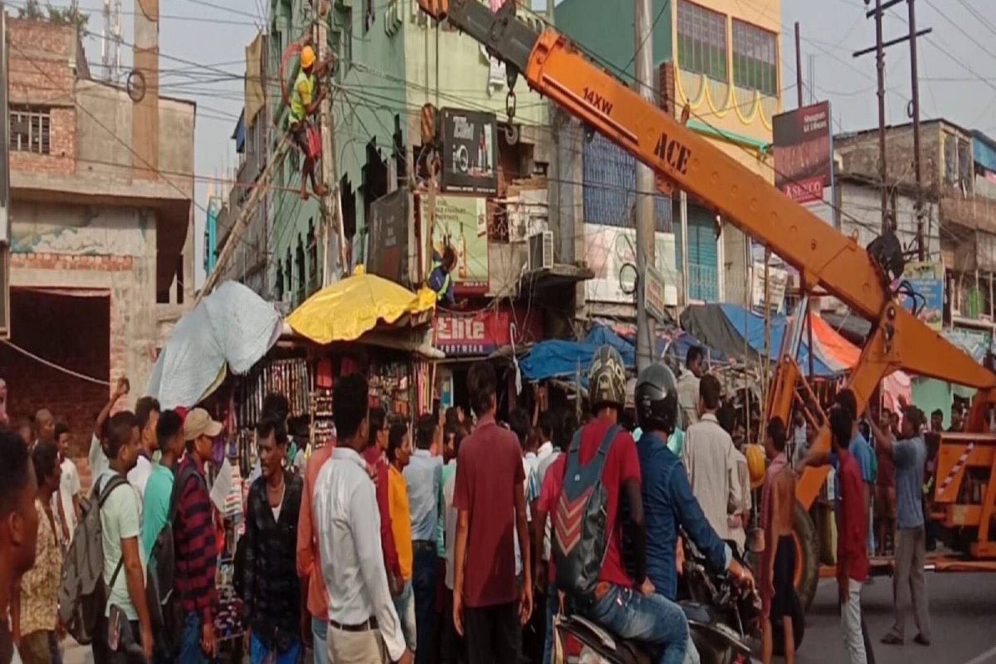 ইলেকট্রিক তারের কাজ করার সময় বিদ্যুৎস্পৃষ্ট হলেন দুই কর্মী