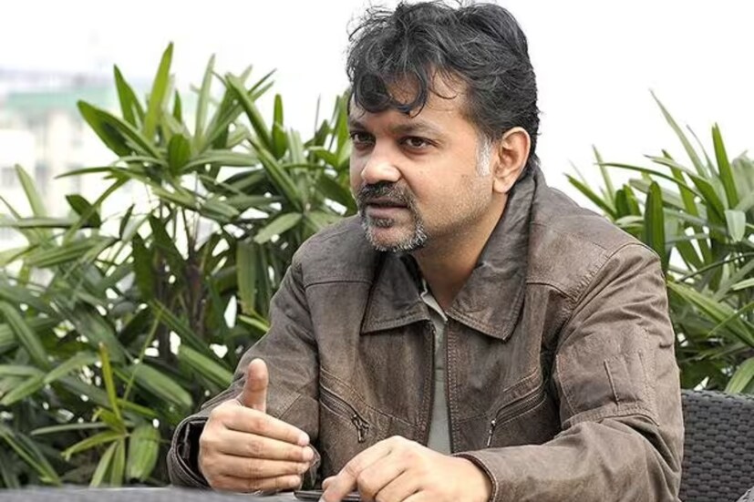 হ্যাঁ, তিনি সৃজিত মুখোপাধ্যায়। সোশ্যাল মিডিয়ায় পোস্ট করা ছোটবেলার দু’টি ছবিতেই তাঁকে চিনতে বেশ বেগ পেতে হয়েছে নেটিজেনদের। তাঁর মুক্তিপ্রাপ্ত ছবি ‘দশম অবতার’ ছবির জন্য মুখিয়ে রয়েছে বাংলার দর্শক।