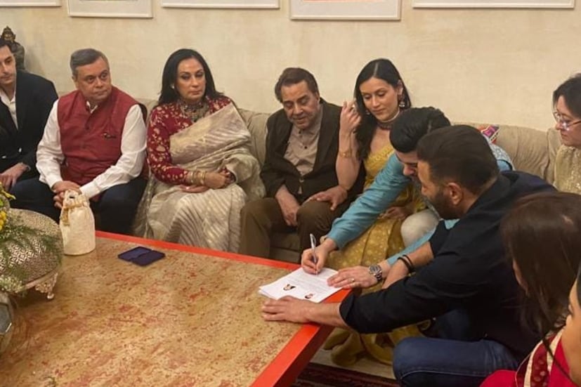দেওল পরিবারের সঙ্গে গাঁটছড়া বাঁধল আচার্য পরিবার। মহা ধুমধামে ছেলের বিয়ে দিচ্ছেন সানি দেওল। করণ দেওল ও দৃশা আচার্যের ছোটবেলার প্রেম বৈবাহিক পরিণতি পেতে চলেছে।