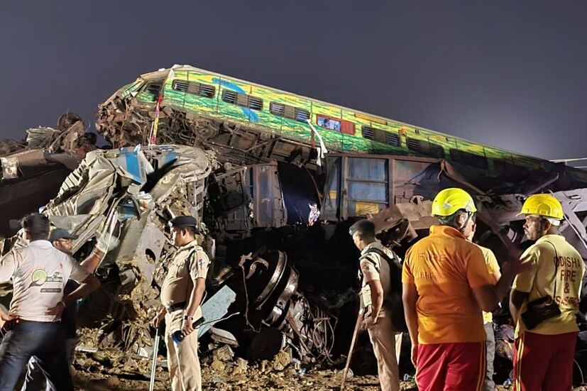 শুক্রবার সন্ধ্যায় ওড়িশার বালাসোরের কাছে দুর্ঘটনার কবলে পড়ে করমন্ডল এক্সপ্রেস। তিনটি ট্রেনের সংঘর্ষ হয় বলেই খবর। মুহুর্তের মধ্যে মৃত্যুপুরীতে পরিণত হয় গোটা এলাকা।