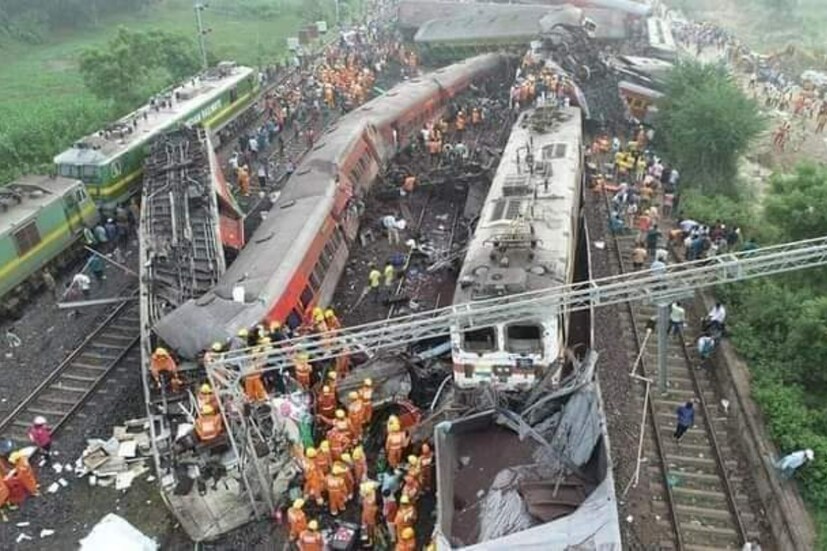 ভয়াবহ দুর্ঘটনায় নিহতদের পরিবারবর্গকে এককালীন ১০ লক্ষ টাকা, গুরুতর আহতদের ২ লক্ষ টাকা এবং অল্প আহতদের ৫০ হাজার টাকা করে ক্ষতিপূরণ দেওয়ার কথা ঘোষণা করেছে কেন্দ্রীয় সরকার।