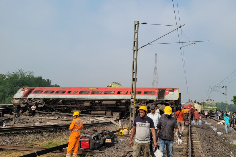 তবে উদ্ধার কাজ যত এগোচ্ছে তাতে আহত ও মৃতের সংখ্যা লাফিয়ে লাফিয়ে বাড়ছে। এখনও পর্যন্ত মৃতের সংখ্যা প্রায় ৩০০-র কাছাকাছি। আর আহতের সংখ্যা প্রায় কম-বেশি হাজারের কাছাকাছি।