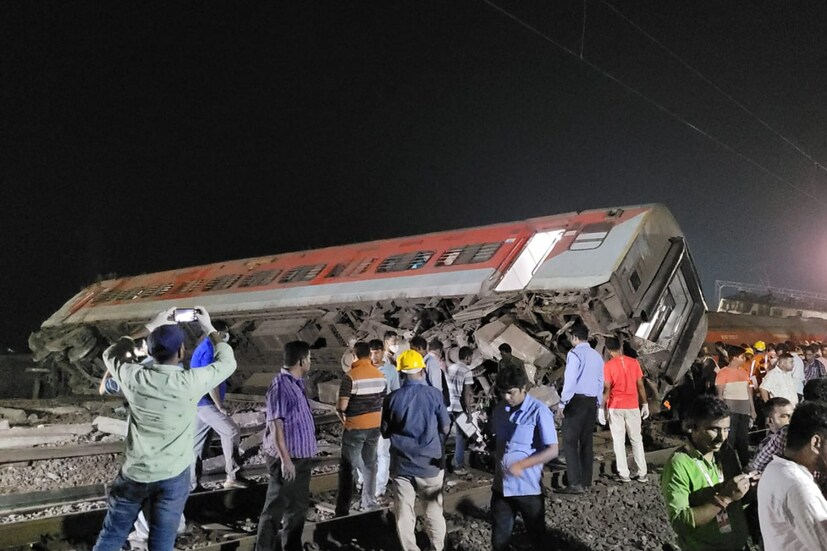 করমন্ডল এক্সপ্রেস ট্রেন দুর্ঘটনায় লাফিয়ে লাফিয়ে বাড়ছে মৃতের সংখ্যা। এই সংখ্যা কোথায় গিয়ে থামবে তা নিয়ে কোনও ধারণা নেই। জোর কদমে চলছে উদ্ধার কাজ।