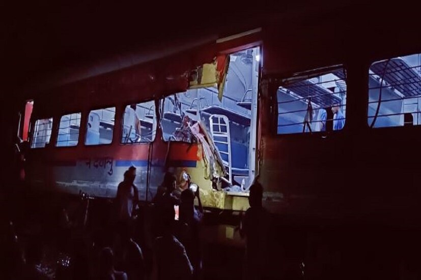  কামরার মধ্যে এখনও বহু যাত্রী আটকে রয়েছে বলে আশঙ্কা করা হচ্ছে৷ স্নিফার ডগ দিয়ে আটকে থাকা যাত্রীদের খোঁজ চালাচ্ছে উদ্ধারকারী দলের সদস্যরা৷ 