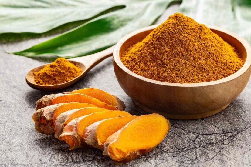 বিশেষ এই মশলার ব্যবহার প্রচুর৷ তাই চাহিদাও বেশি৷ বাজারে গিয়ে যে হলুদ গুঁড়ো কিনে আনেন সবাই৷ ফলে প্রচুর ব্র্যান্ড বিক্রি করছে হলুদ গুঁড়ো৷ কিন্তু তার মধ্যে খাঁটি কোনটা? এ প্রশ্নের উত্তর অনেকের কাছেই অধরা৷ বাজারে পাওয়া অনেক হলুদ গুঁড়োর মধ্যেই প্রচুর ভেজাল থাকে৷ তাই কেনার সময় সর্বদা সতর্ক থাকুন৷ 