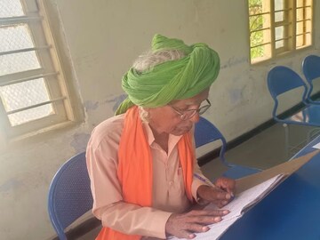 অবসর গ্রহণের পরেই স্নাতকোত্তর স্তরের পড়াশোনা! এভাবেই তরুণ প্রজন্মকে অনুপ্রেরণা জোগাচ্ছেন ৮১ বছরের বৃদ্ধ!