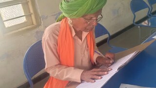 অবসর গ্রহণের পরেই স্নাতকোত্তর স্তরের পড়াশোনা! এভাবেই তরুণ প্রজন্মকে অনুপ্রেরণা জোগাচ্ছেন ৮১ বছরের বৃদ্ধ!